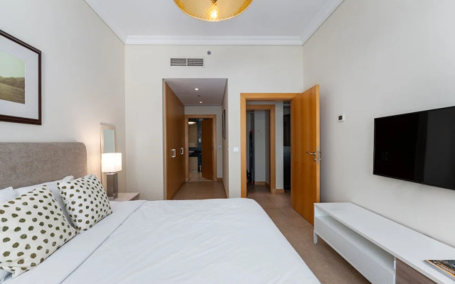 Palm Living 2BR Maid w Pool Beach Access