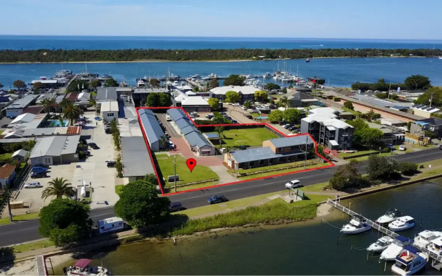 Lakeside Motel Waterfront