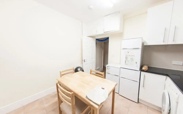 Spacious & Quiet 4BR Flat for 8 in Hampstead