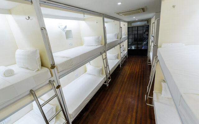 Tambayan Capsule Hostel