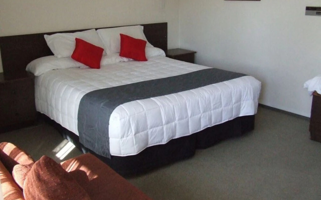 Ace High Motor Inn