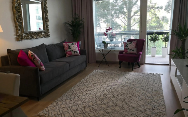 Charming Pine View Apartment