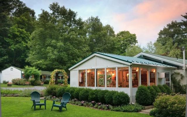 The Woodstock Inn on the Millstream