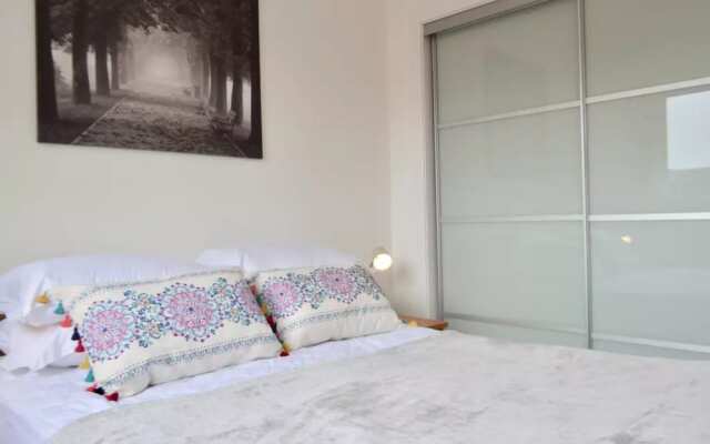 1 Bedroom Apartment In Leith