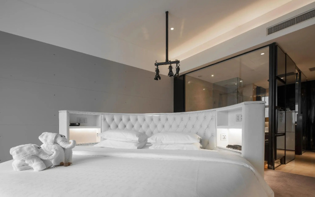 Cineaste Garden Hotel