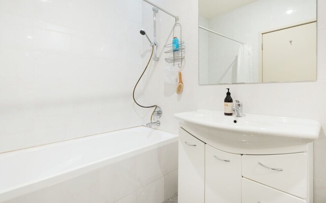 Stylish 2 Bdr Overlooking Parsley Bay H379