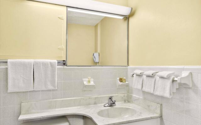 Royal Palace Inn & Suites