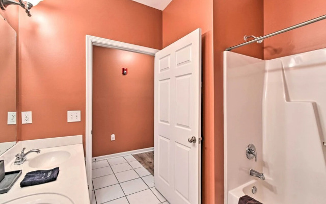 Elegant Fayetteville Condo: 8 Mi to Downtown!