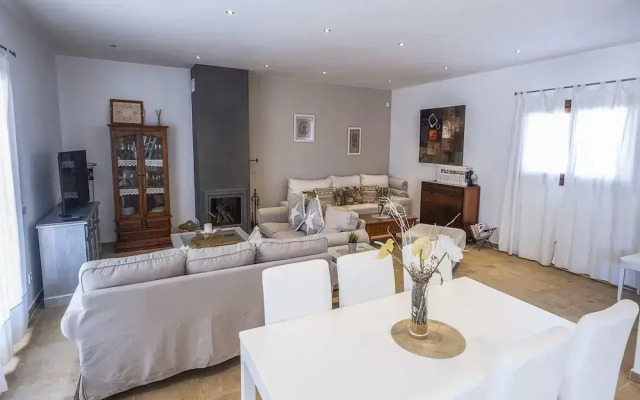 Spacious Villa With Games Area
