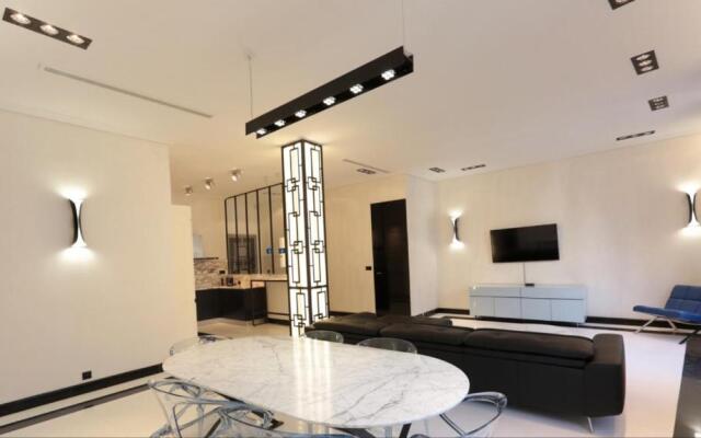 110 m2 golden square, renovated, 20metres croisette, parking private