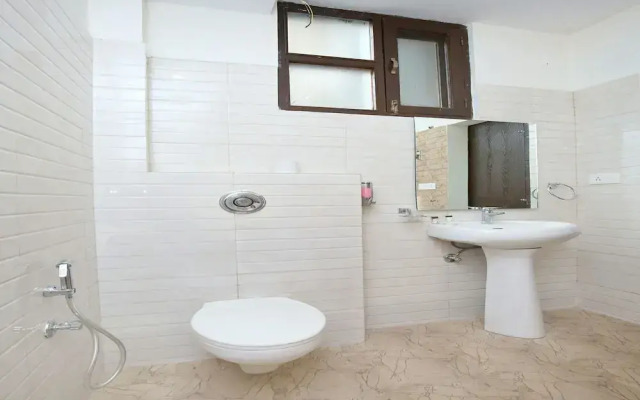 Royal Lake Suites By OYO Rooms