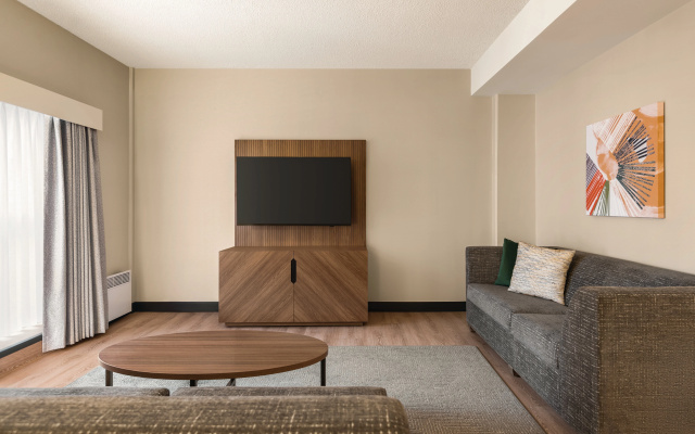 Holiday Inn & Suites Vancouver Downtown by IHG - Image 5