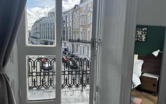 Charming Large Studio Apartment With Balcony