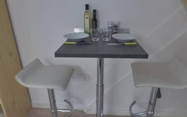 Studio Neuf avec courette privative