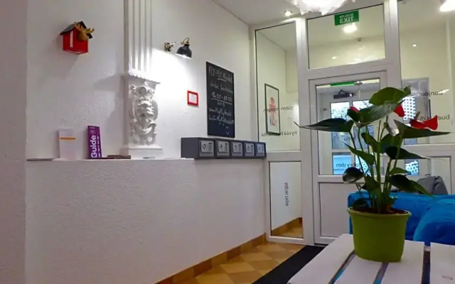 FlyFly Hostel