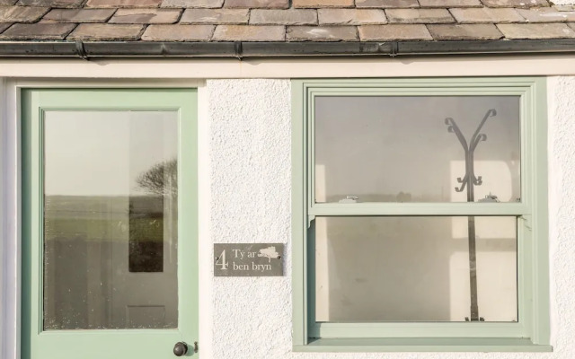 Ty ar Ben Bryn