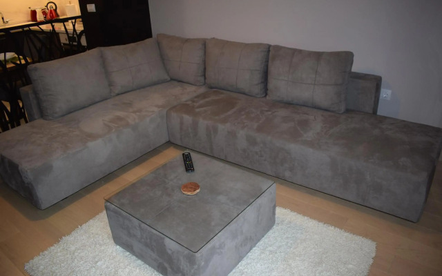 Gabriela & Marjan luxury self check-in Flatiron