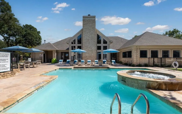 Landing Apartments - Lewisville