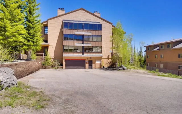 Walk to Ski Lift: Brian Head Condo w/ Pool Access!