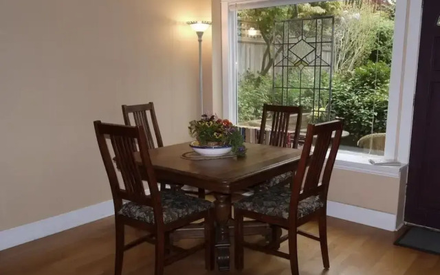 A Suite at Kitsilano Cottage