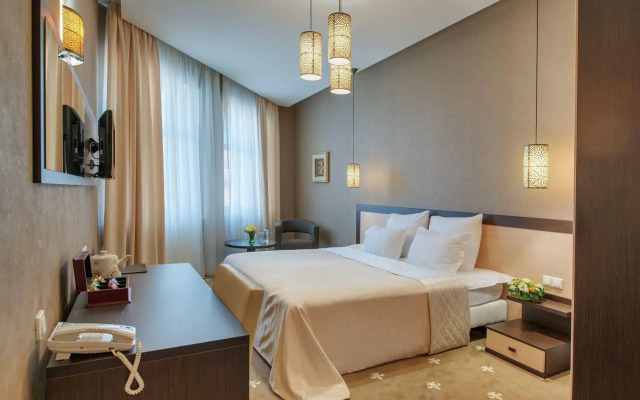 Ark Palace Hotel