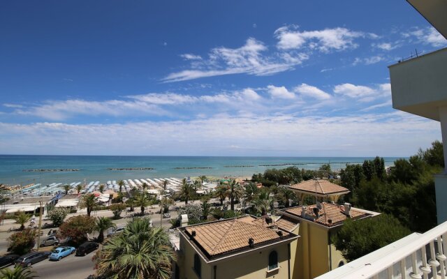 Apartment 30 Meters From the sea With 8 Beds With Full sea View