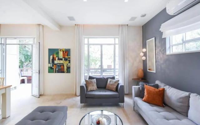 Blue Quartz by HolyGuest