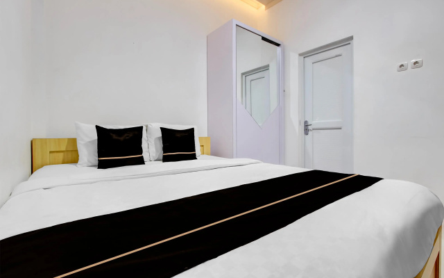 Collection O River House – Guest Rooms – Semarang