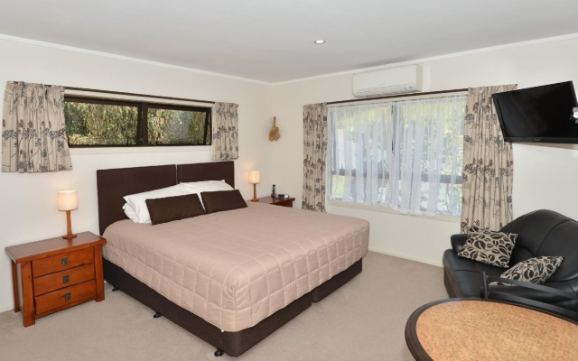 Morepork Riverside Lodge – Guest Rooms – Haruru