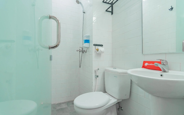 RedDoorz Premium @ Hotel Hebat