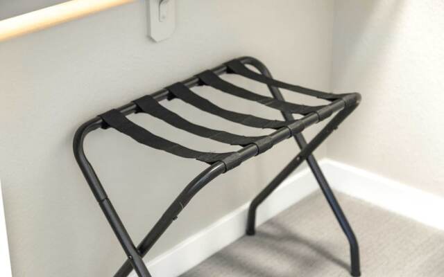 Chic Apt w Jacuzzi Pool BBQ Mountain Views