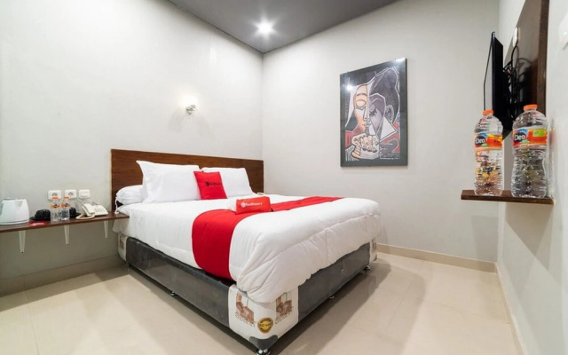 RedDoorz Plus @ Jalan Adam Malik Medan – Guest Rooms – Medan