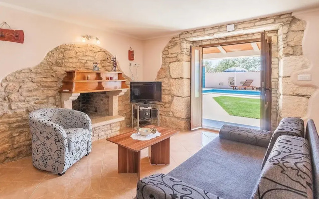 Beautiful Home in Divsici With Wifi and 2 Bedrooms