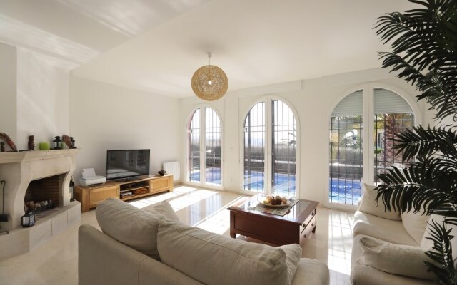 Luxury Villa Located In The Exclusive Area Of Finestra