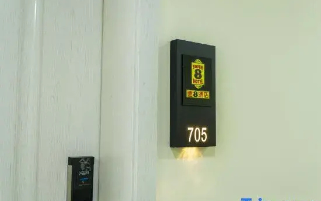 Super 8 Hotel (Weifang High Speed Railway North Station)