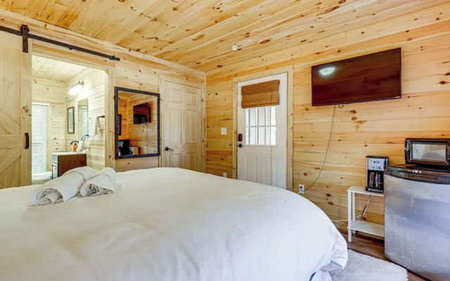 Pet-friendly Gatlinburg Cabin w/ Hot Tub!