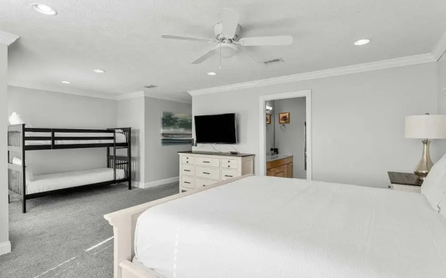 Palm Breeze Retreat Sleeps 10!