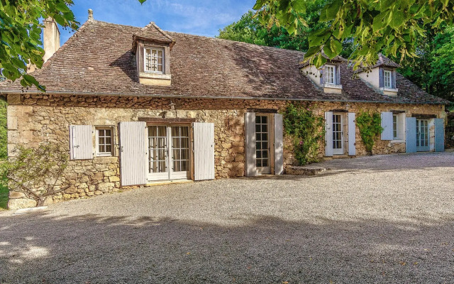 Sprawling Mansion in Aquitaine with Swimming Pool