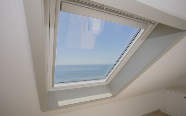 Liiiving - Luxury Beachfront Apartment V