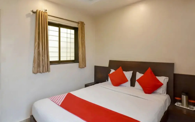 OYO 2453 Hotel Mangesh Plaza