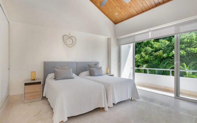 Modern Luxury 6 BR Tropical Retreat With Pool