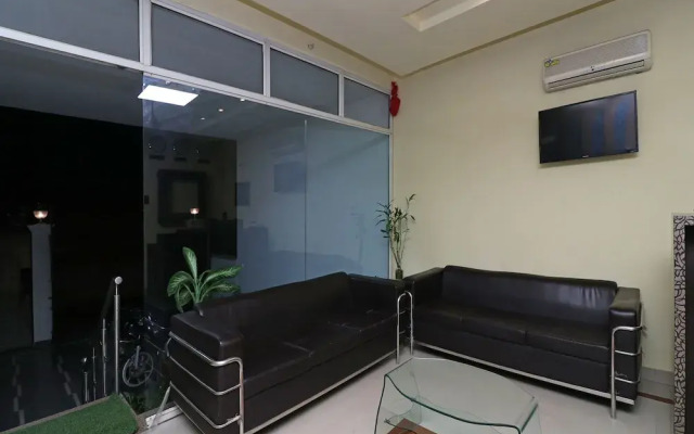 OYO 389 Hotel Applee Inn