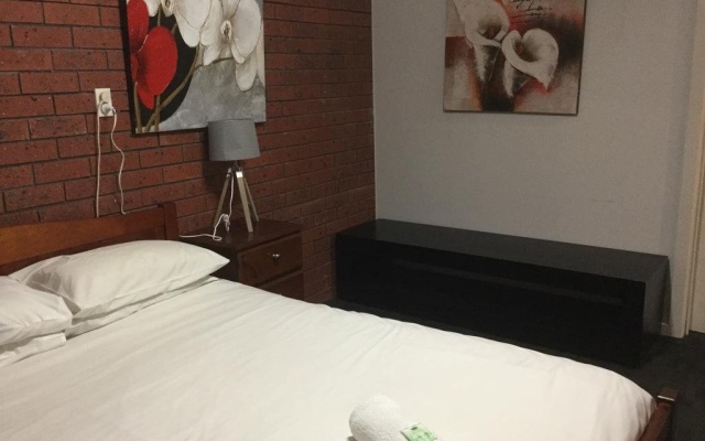 The Rocks Apartments — hotel in Halls Gap