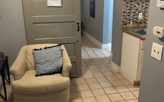 Garden-level 2BR Pet-friendly Near Downtown