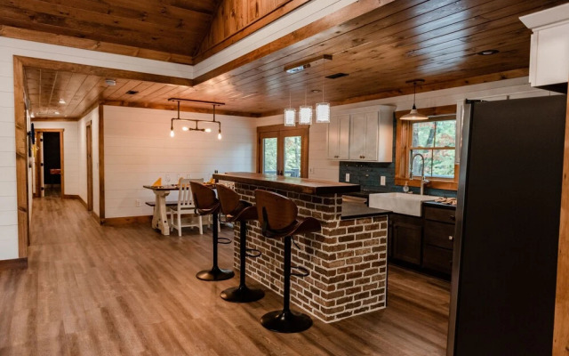 Bigfoots Retreat 2 Bedroom Chalet by RedAwning