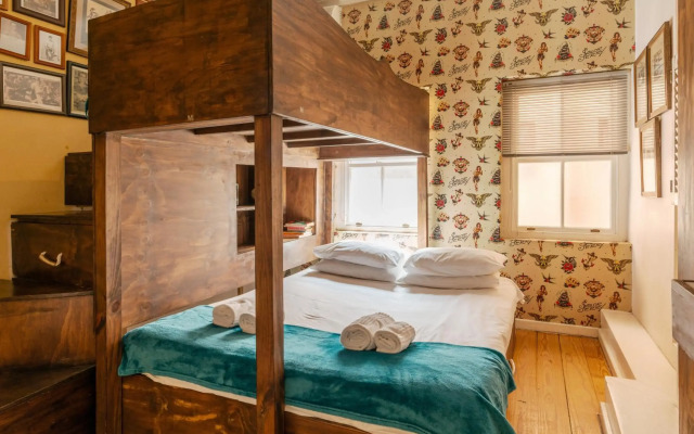 Daddy Long Legs Art Hotel