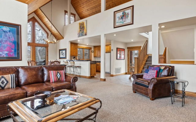 Russell Home by Avantstay Expansive Deck, Stunning Views & Hot Tub!
