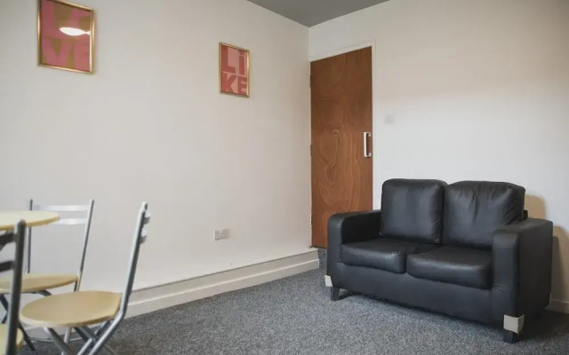 Room in Guest Room - Cheerful Big Room in Leicester
