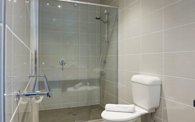 Open and Flowy 1 Bedroom Apartment in Chadstone