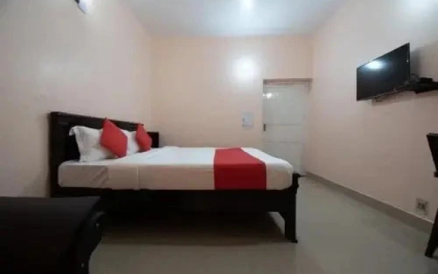 Chandra Manor by OYO Rooms